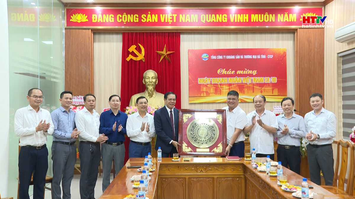 Lãnh đạo tỉnh chúc mừng các doanh nghiệp nhân Ngày Doanh nhân