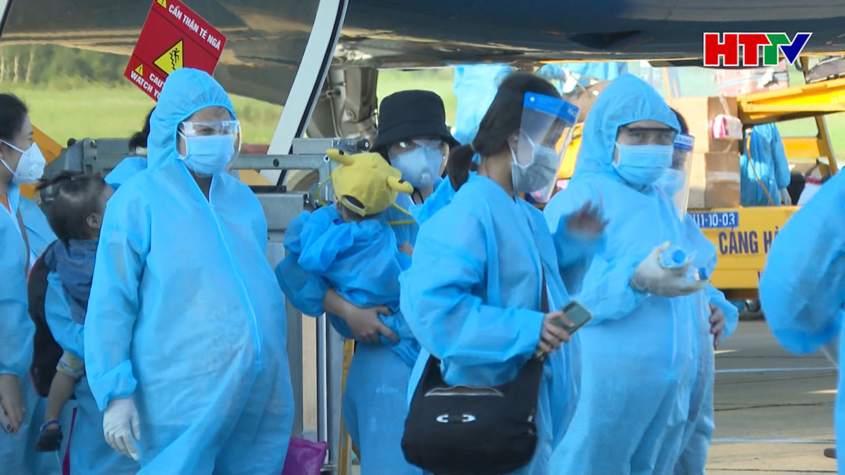 Chuyến bay thứ 2 chở các thai phụ, trẻ em trở về từ miền Nam hạ cánh an toàn