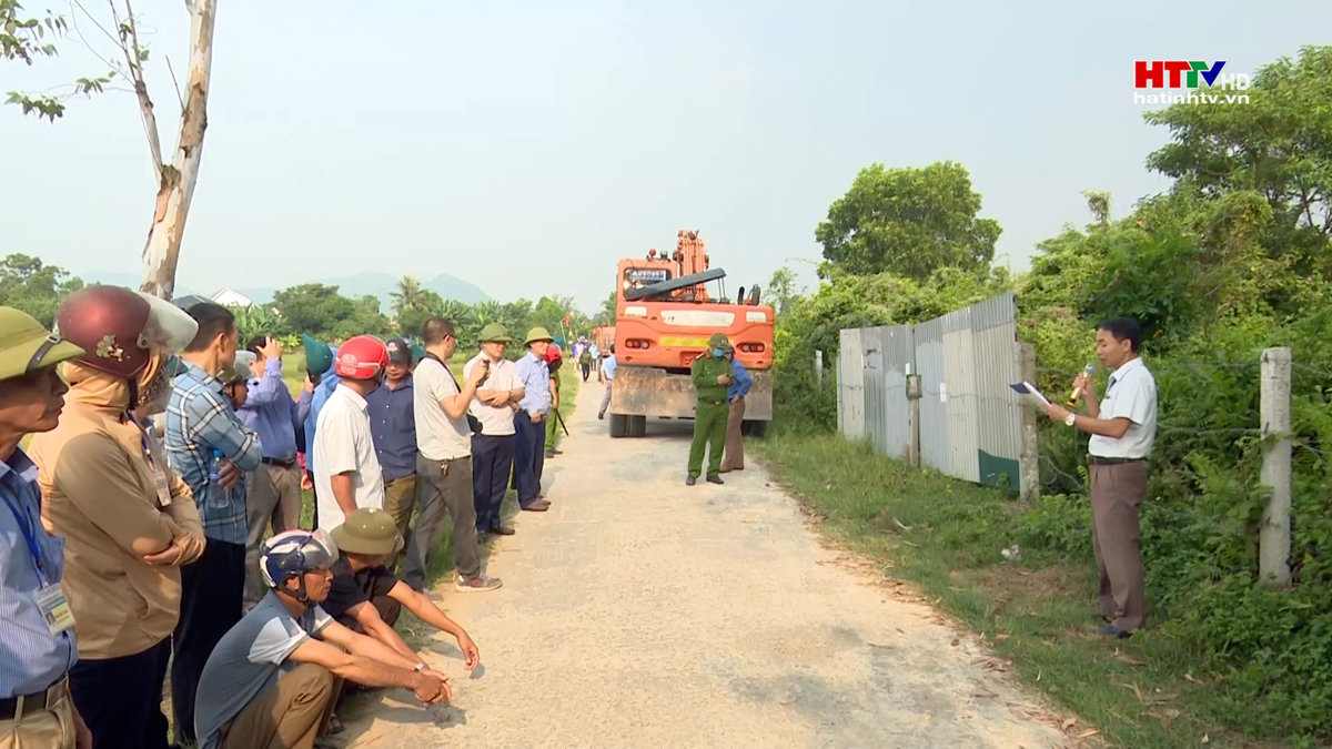 Cưỡng chế thu hồi đất lấn chiếm trái phép ở Nghi Xuân