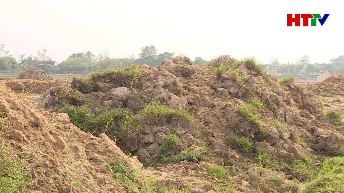 Hàng ngàn m3 đất dư thừa sau chuyển đổi ruộng đất ở Hồng Lộc