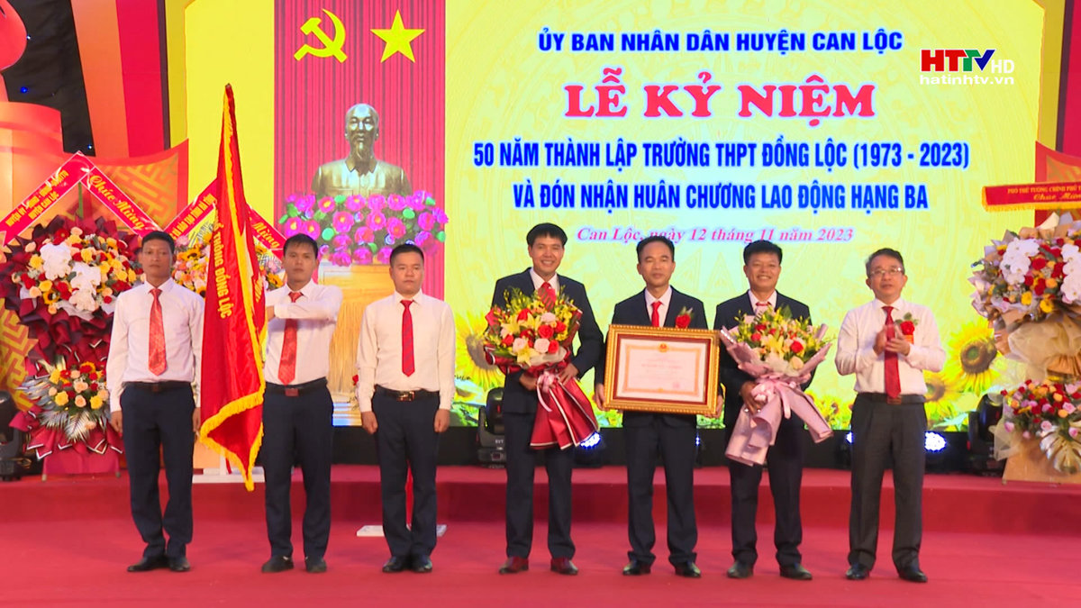 Trường THPT Đồng Lộc đón nhận Huân chương Lao động hạng Ba