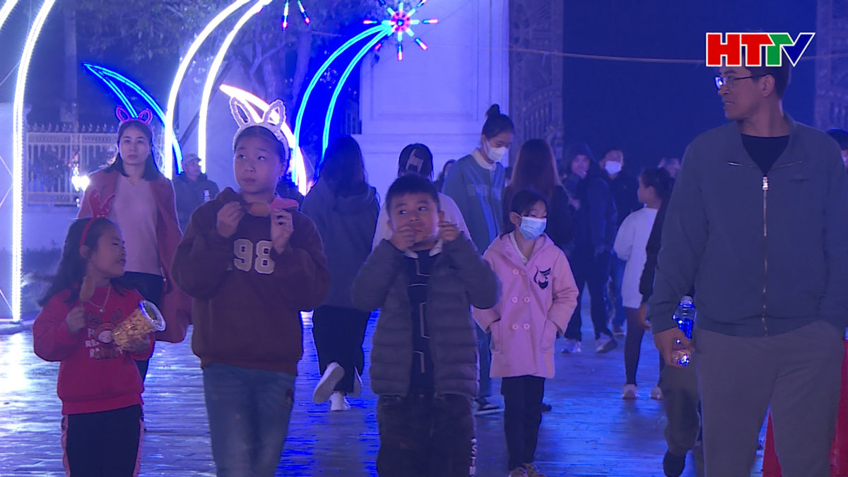 Người dân Hà Tĩnh hồ hởi đón Giáng sinh