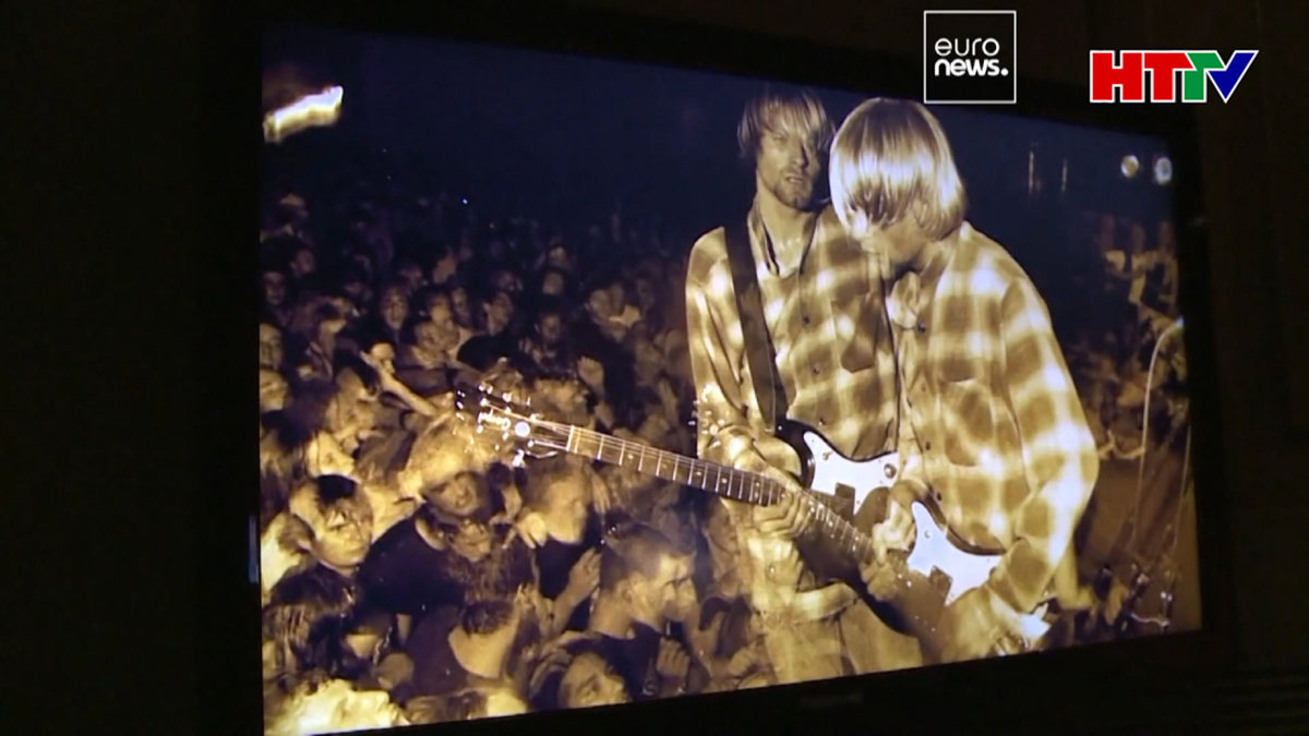 Cây guitar của huyền thoại Kurt Cobain được bán với mức giá kỷ lục