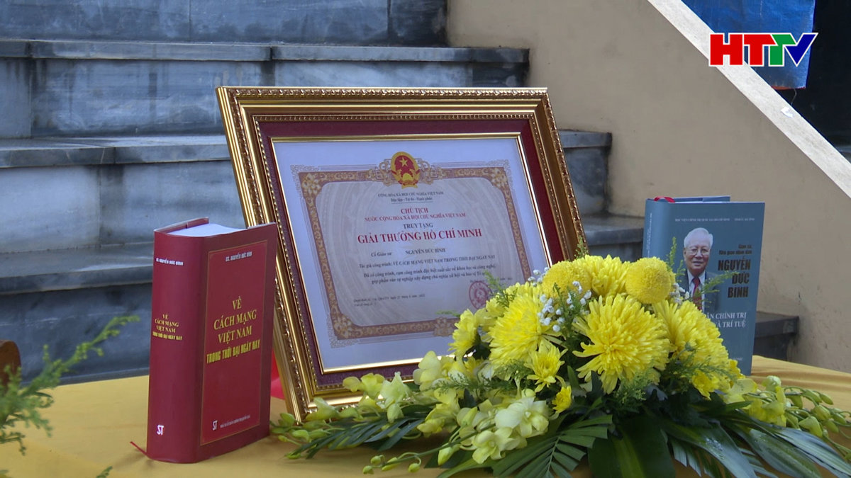 Dâng giải thưởng Hồ Chí Minh cho cố GS Nguyễn Đức Bình