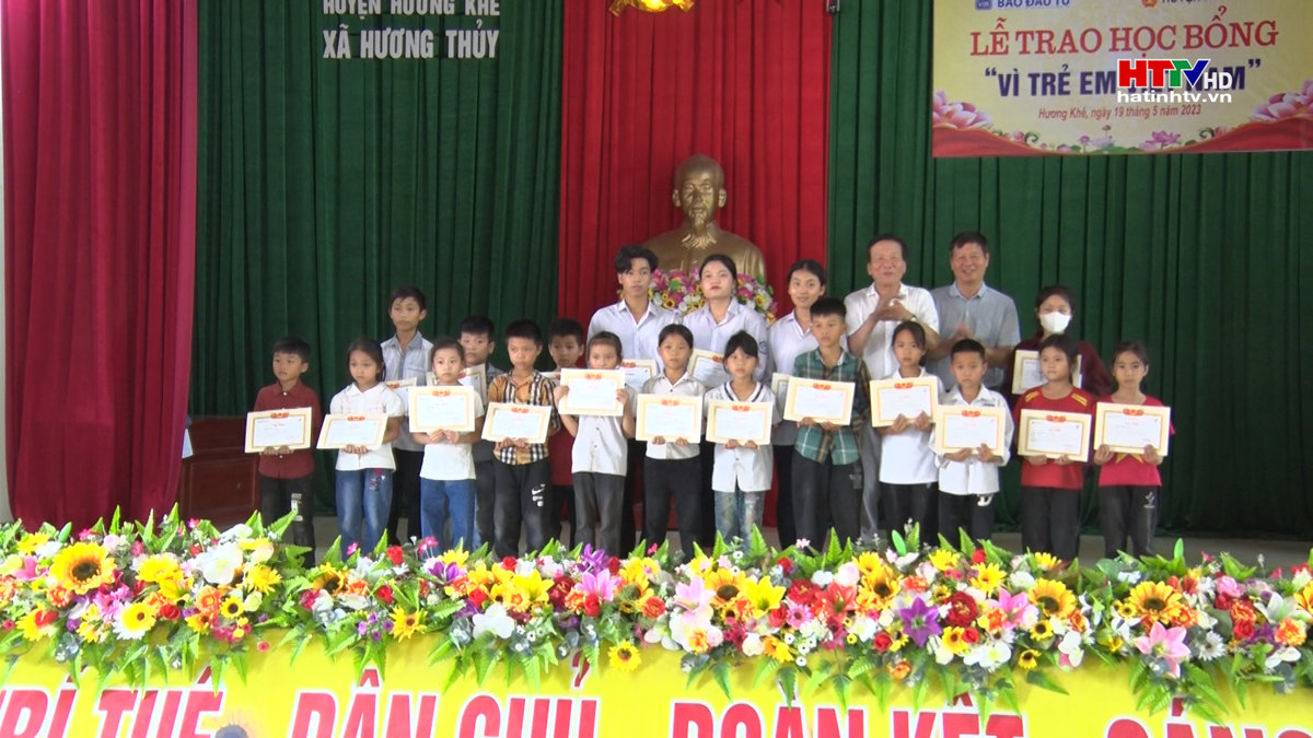 Học sinh nghèo vượt khó nhận học bổng “Vì trẻ em Việt Nam”