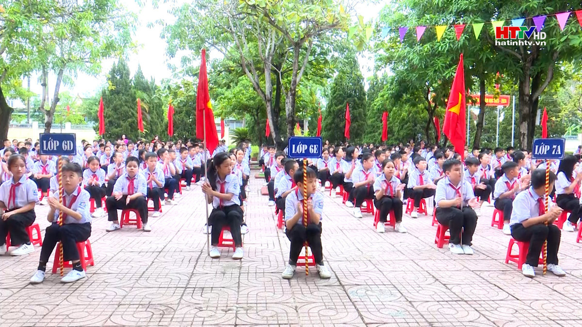 Thầy và trò Hà Tĩnh hân hoan vào năm học mới