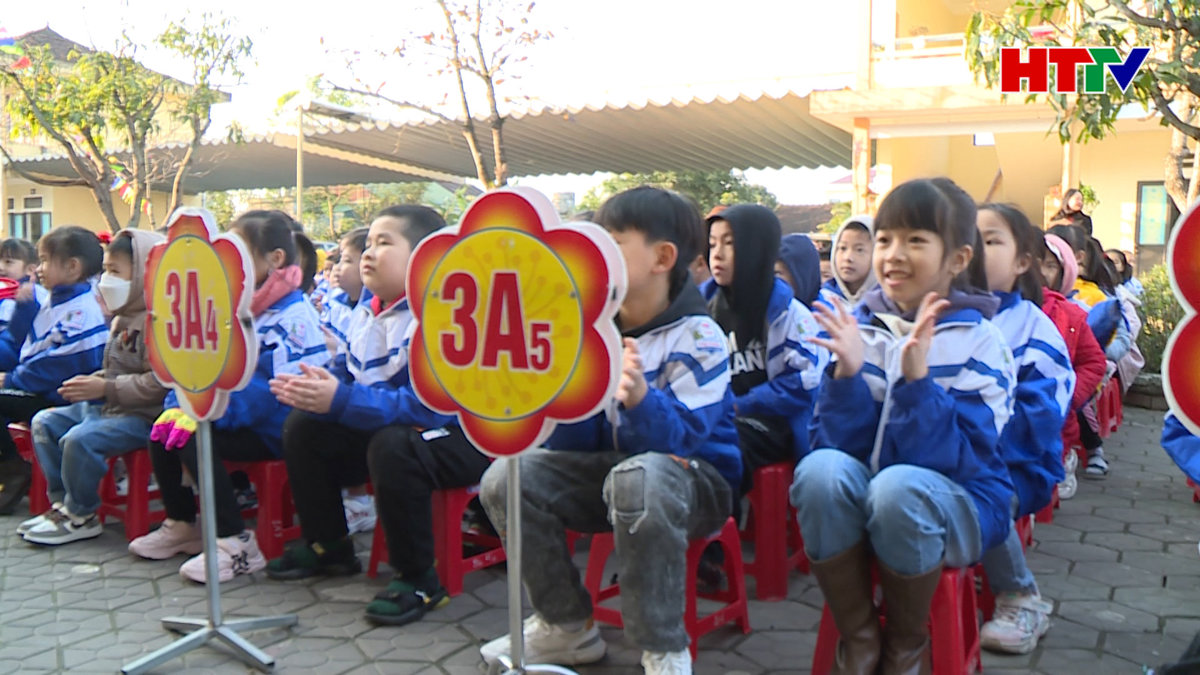 Học sinh Hà Tĩnh hào hứng trở lại trường sau kỳ nghỉ tết