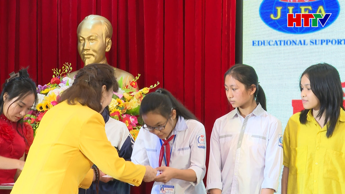 Hiệp hội JIFA trao gần 100 suất học bổng cho học sinh có hoàn cảnh khó khăn ở Hà Tĩnh