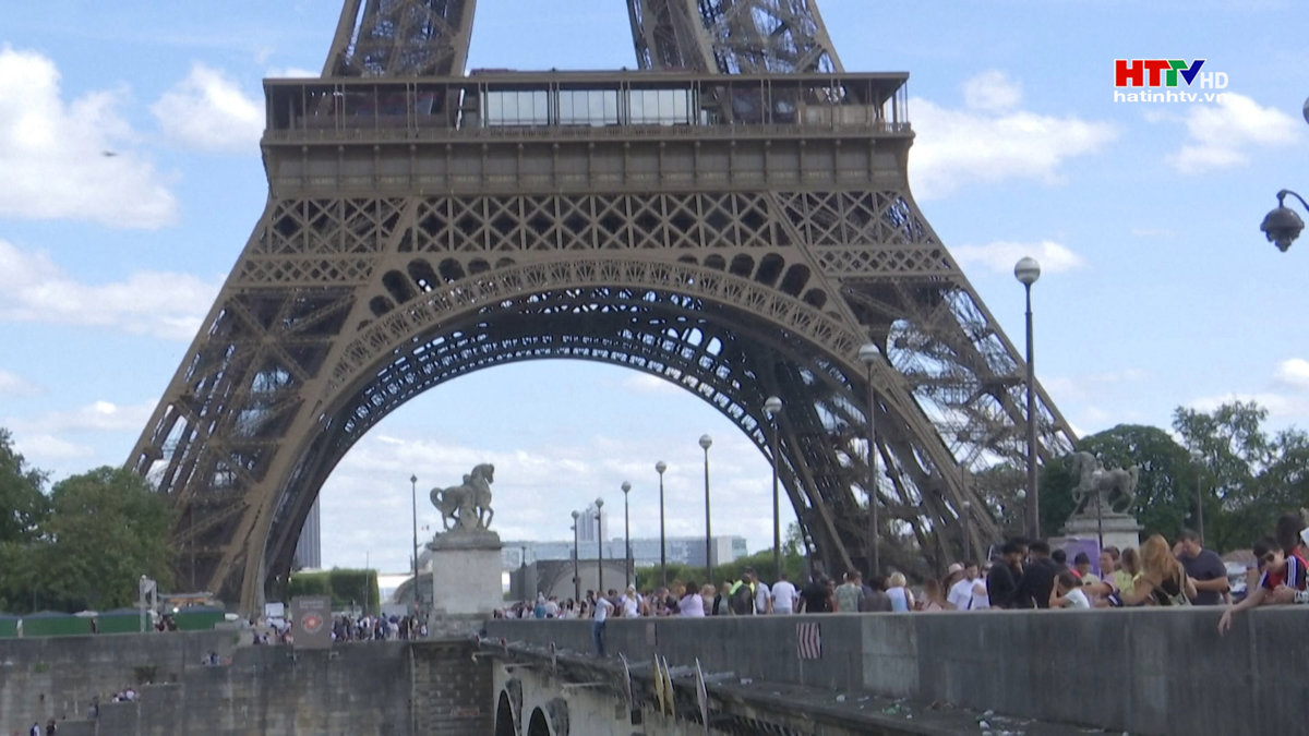 Pháp: Sơ tán du khách tham quan tháp Eiffel do cảnh báo bom