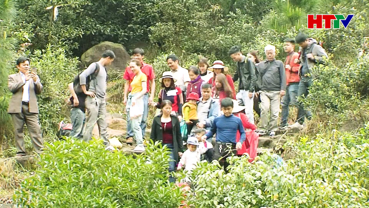 Chùa Hương Tích đón hàng ngàn du khách trong ngày đầu Xuân