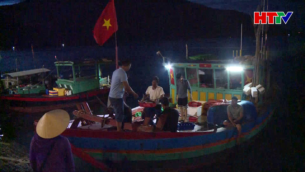 Xăng, dầu giảm giá, ngư dân phấn khởi ra khơi