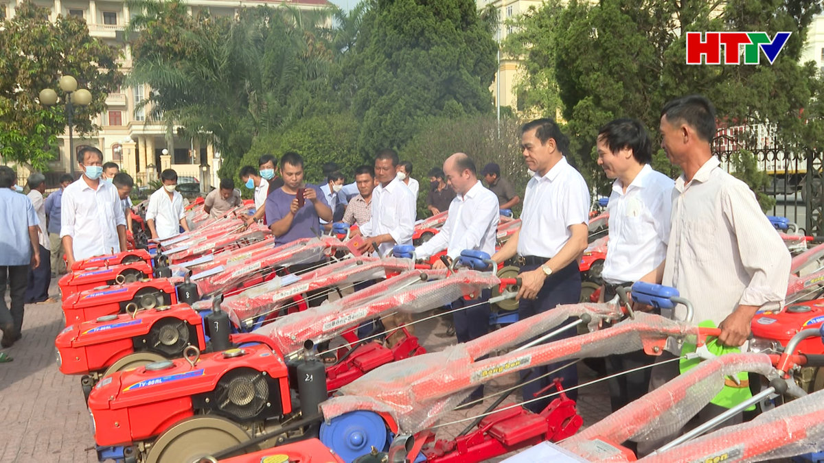 Trao tặng 55 máy kéo cho hộ dân khó khăn