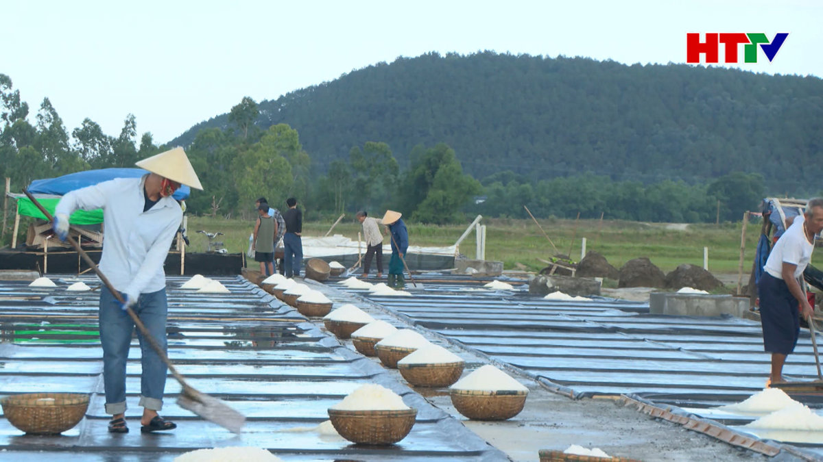 Sản xuất muối bằng phương pháp trải bạt: Năng suất gắn liền với chất lượng