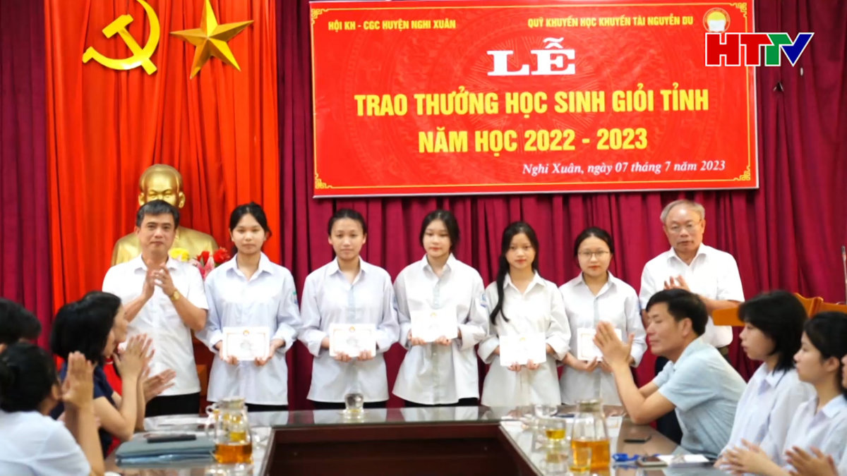 Nghi Xuân trao thưởng cho 58 học sinh giỏi tỉnh