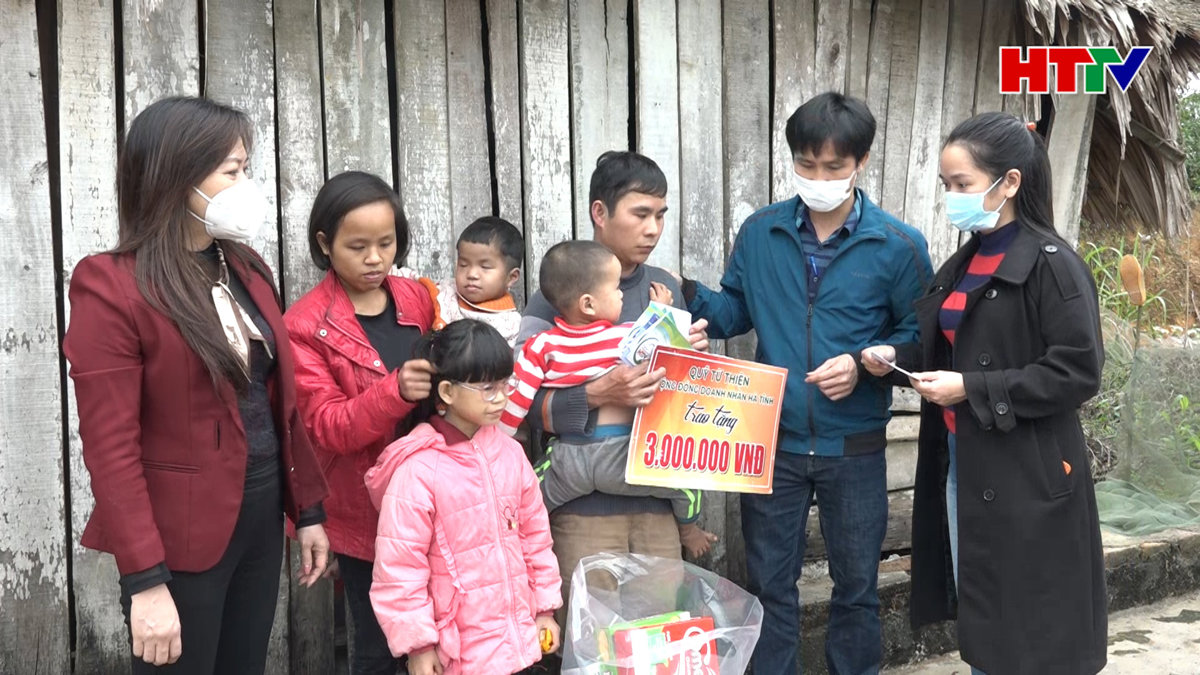 HTTV trao 140 triệu đồng giúp đỡ các nhân vật của Vòng tay nhân ái