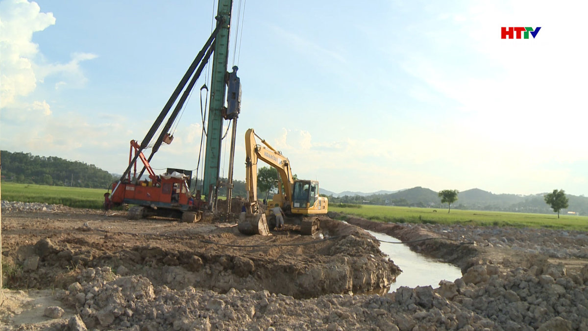 Vỡ đường ống cấp nước do thi công Cao tốc Bắc - Nam