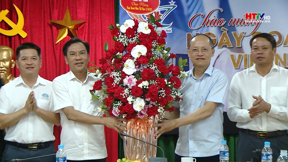 Phó Chủ tịch Thường trực UBND tỉnh chúc mừng ngày doanh nhân