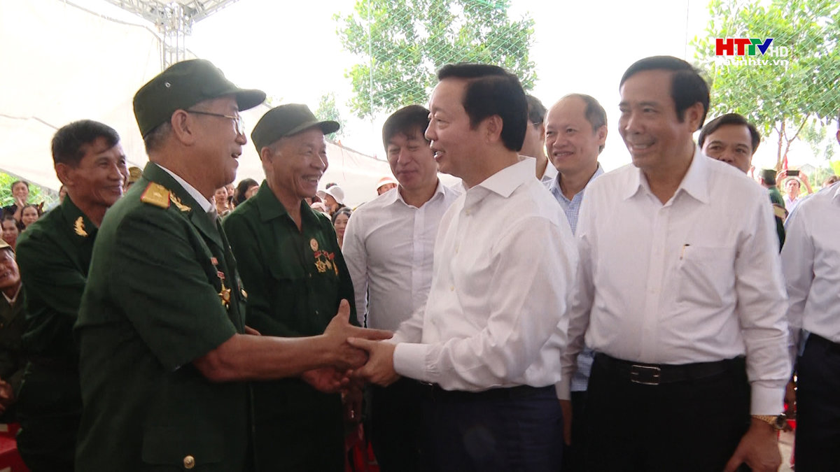 Lãnh đạo Chính phủ dự Ngày hội ĐĐK, thăm và tặng quà một số trường học tại Hà Tĩnh