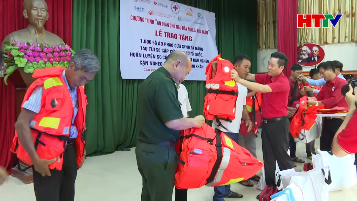 Hàng trăm ngư dân Cẩm Xuyên được hỗ trợ áo phao đa năng