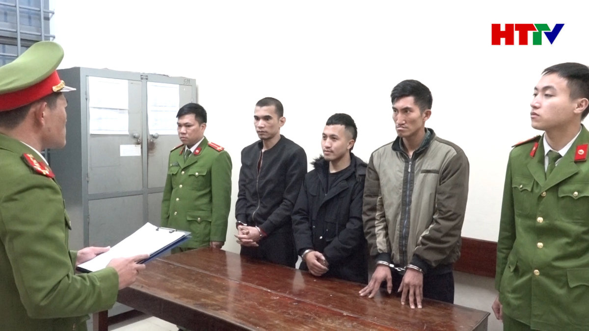 Hương Sơn khởi tố 3 đối tượng buôn bán, tàng trữ 21,7 kg pháo nổ