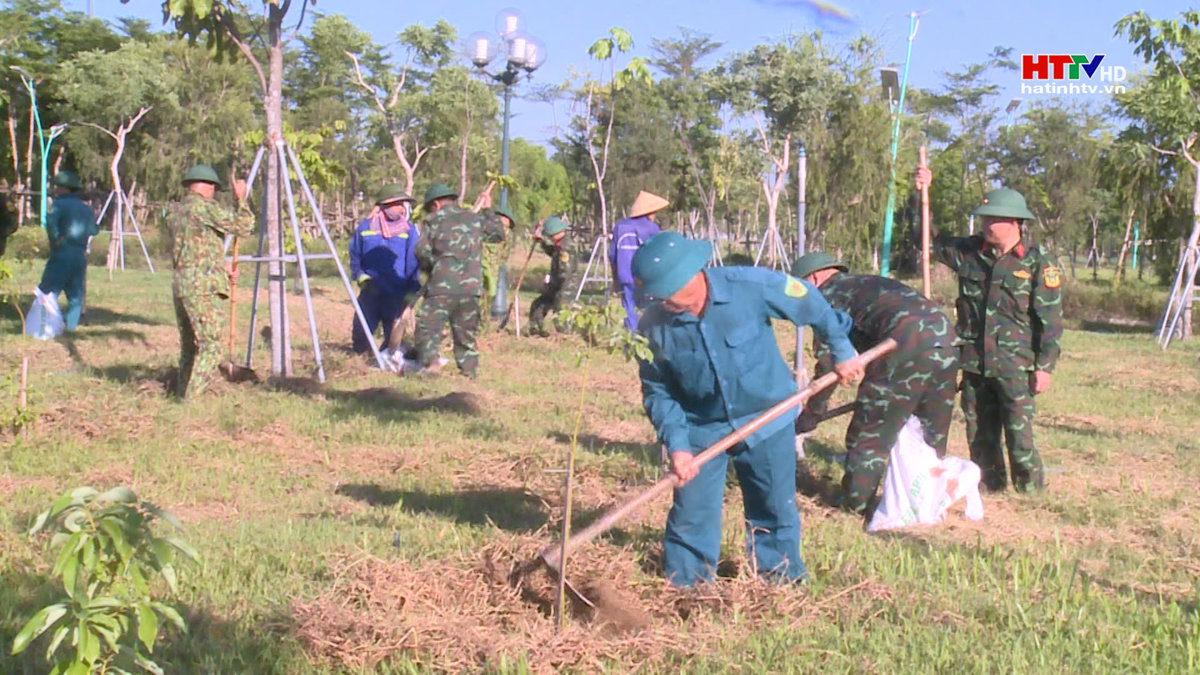Bộ CHQS tỉnh hỗ trợ thành phố chăm sóc cây xanh tại Công viên trung tâm