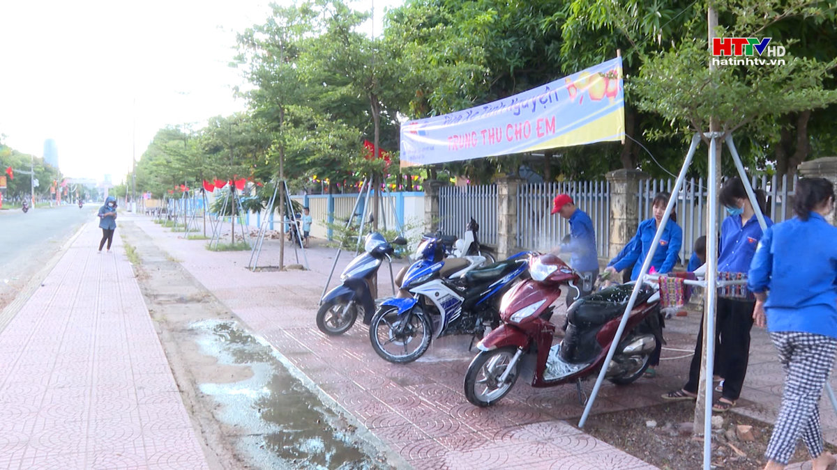 Rửa xe gây quỹ cho trẻ em nghèo trong dịp nghỉ lễ