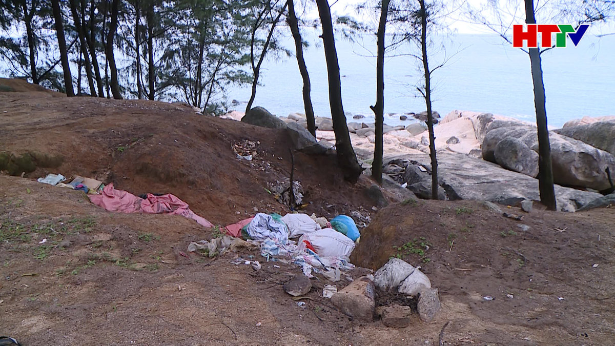 Ô nhiễm nghiêm trọng từ hoạt động du lịch tự phát tại biển Cẩm Lĩnh