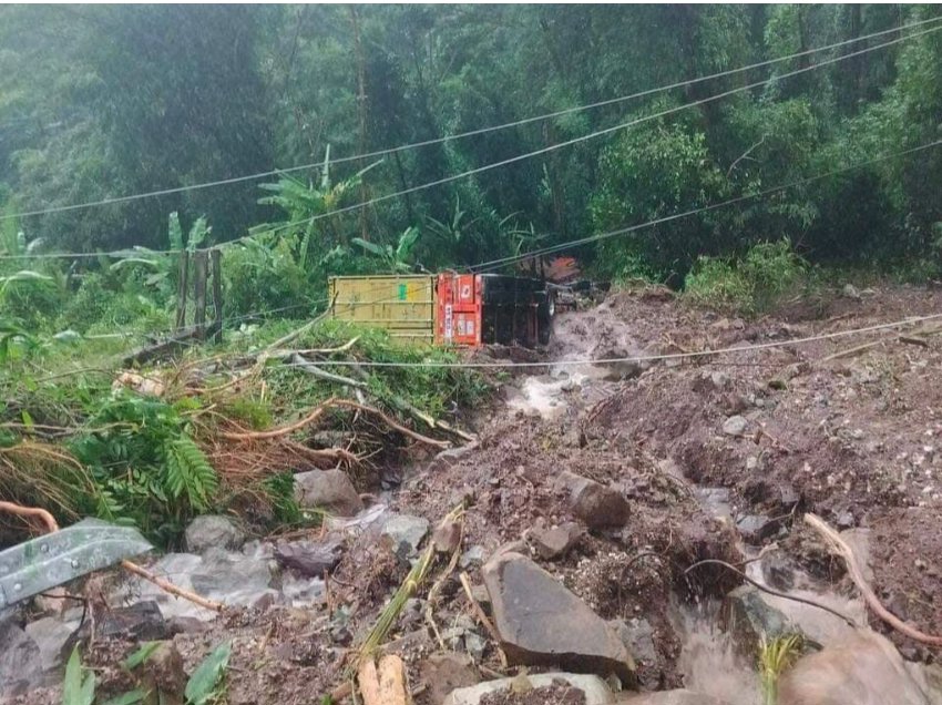 Tuyến đường độc đạo từ Lào về cửa khẩu quốc tế Cầu Treo sạt lở nghiêm trọng