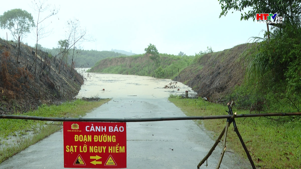 Mưa lớn, nhiều địa phương ở Kỳ Anh bị chia cắt, sạt lở