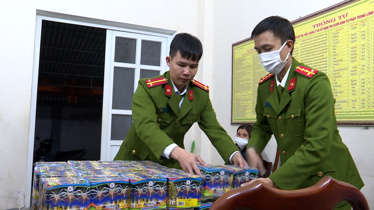 Bắt giữ 2 đối tượng tàng trữ, vận chuyển pháo trái phép