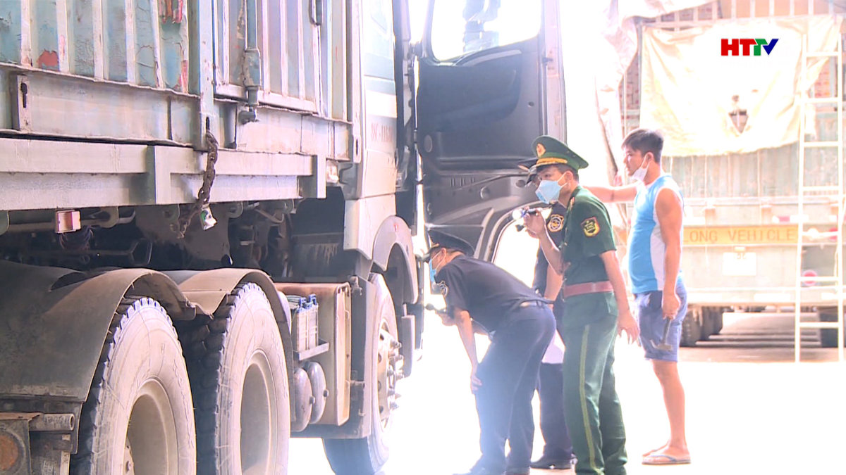 Xiết chặt việc kinh doanh và vận chuyển gia cầm qua biên giới