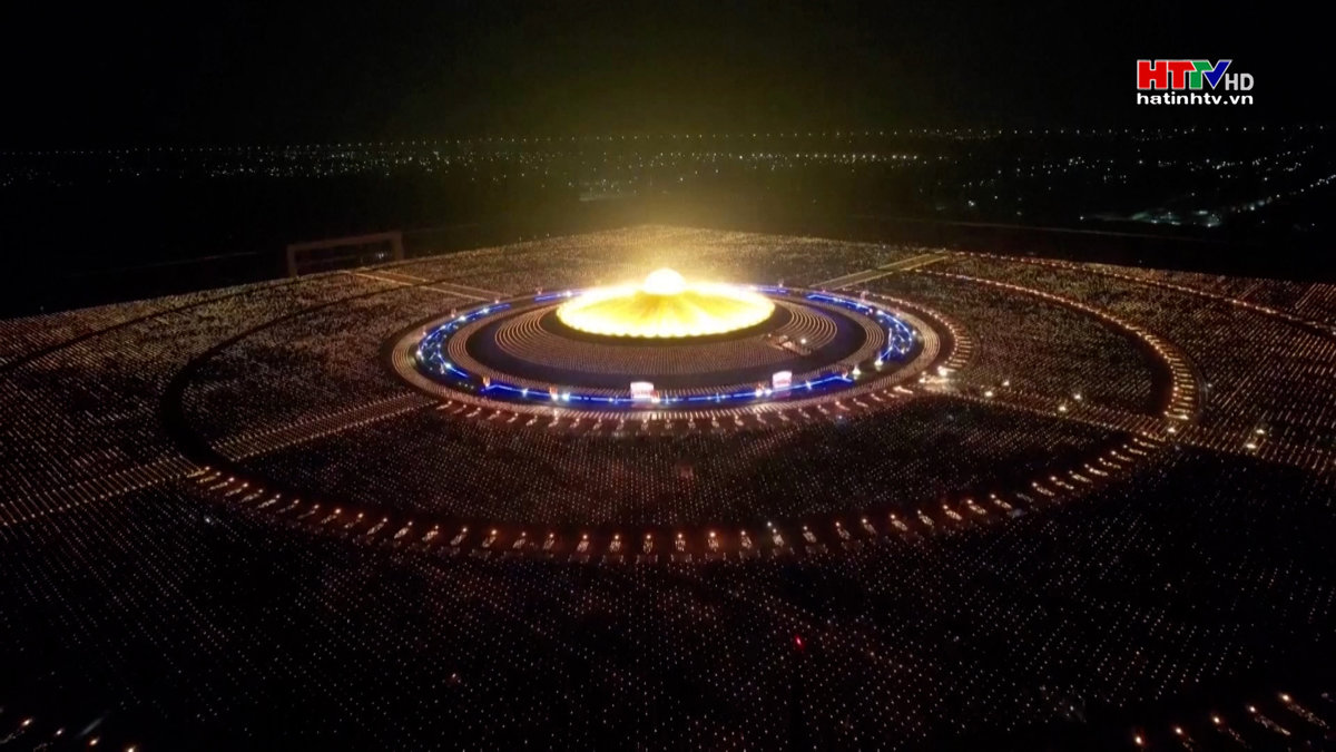 Thái Lan thắp sáng 100.000 ngọn nến dịp lễ Makha Bucha