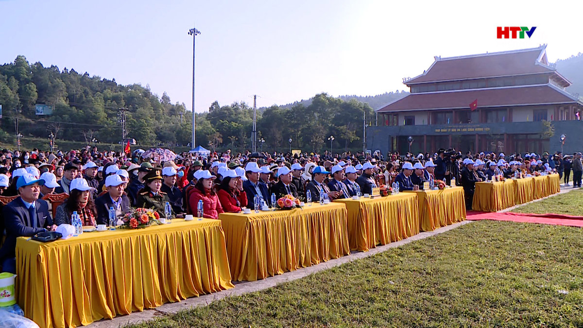 Hàng ngàn du khách nô nức trẩy hội chùa Hương