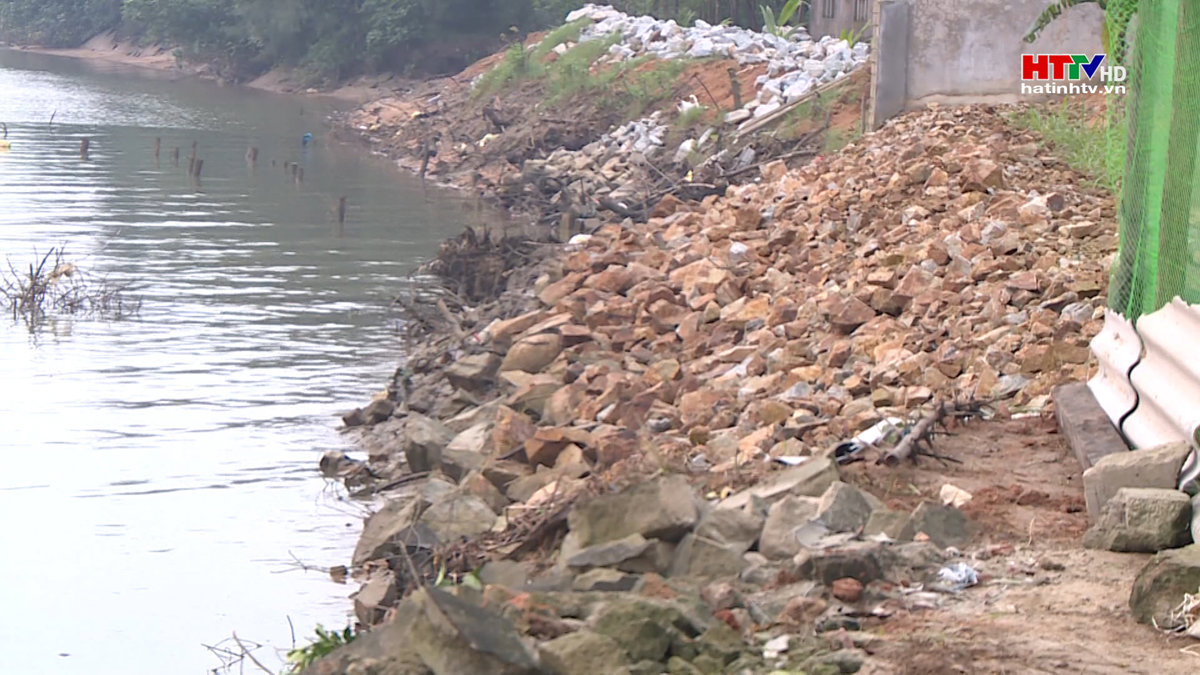 Cẩm Lĩnh: Lấn sông để ngăn sạt lở nên hay không?