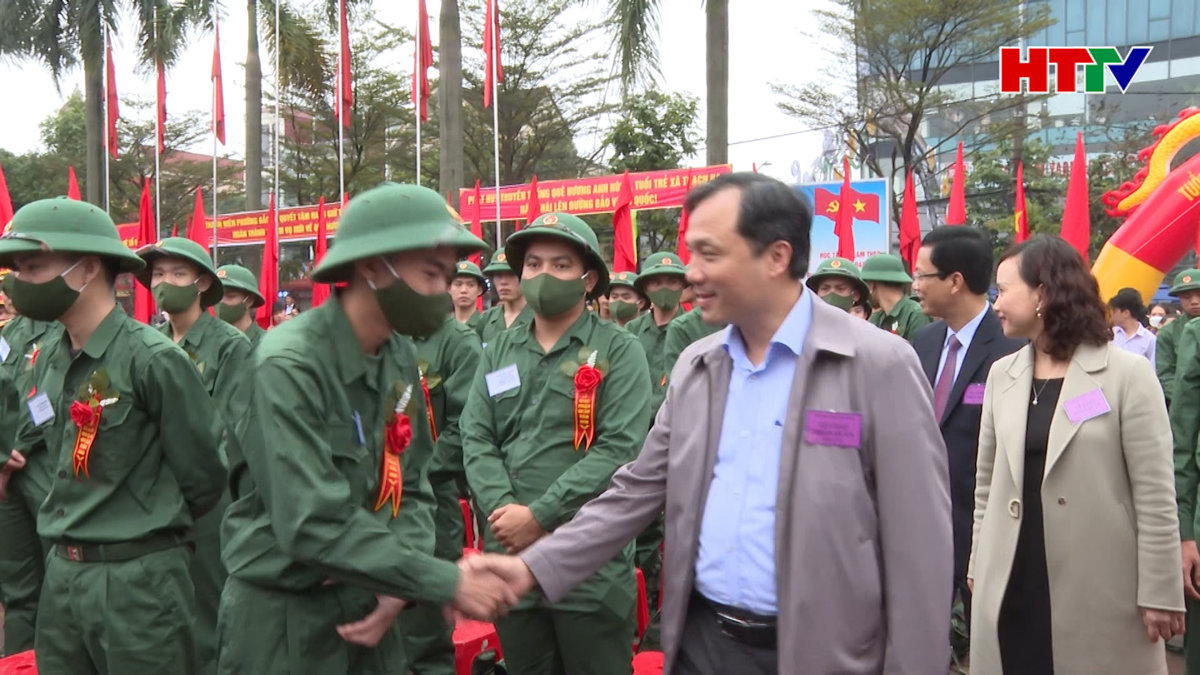 Lưu luyến tiễn gần 1.450 thanh niên Hà Tĩnh lên đường bảo vệ Tổ quốc