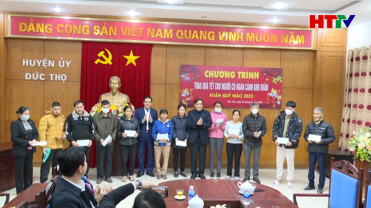 Chủ tịch tỉnh và Chủ tịch Hội Người cao tuổi Việt Nam trao quà Tết tại Đức Thọ, Hương Sơn ­