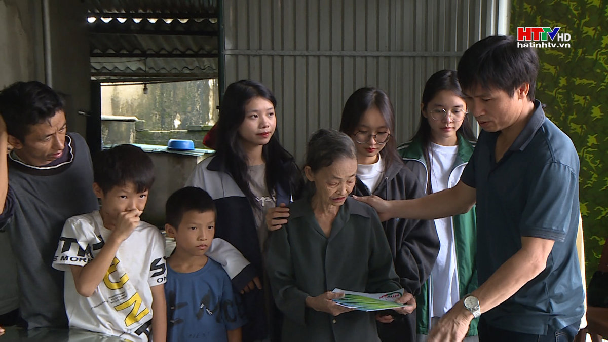 HTTV: Kết nối,trao số tiền 110 triệu đồng, cho 2 hoàn cảnh khó khăn ở Lộc Hà và Nghi Xuân.