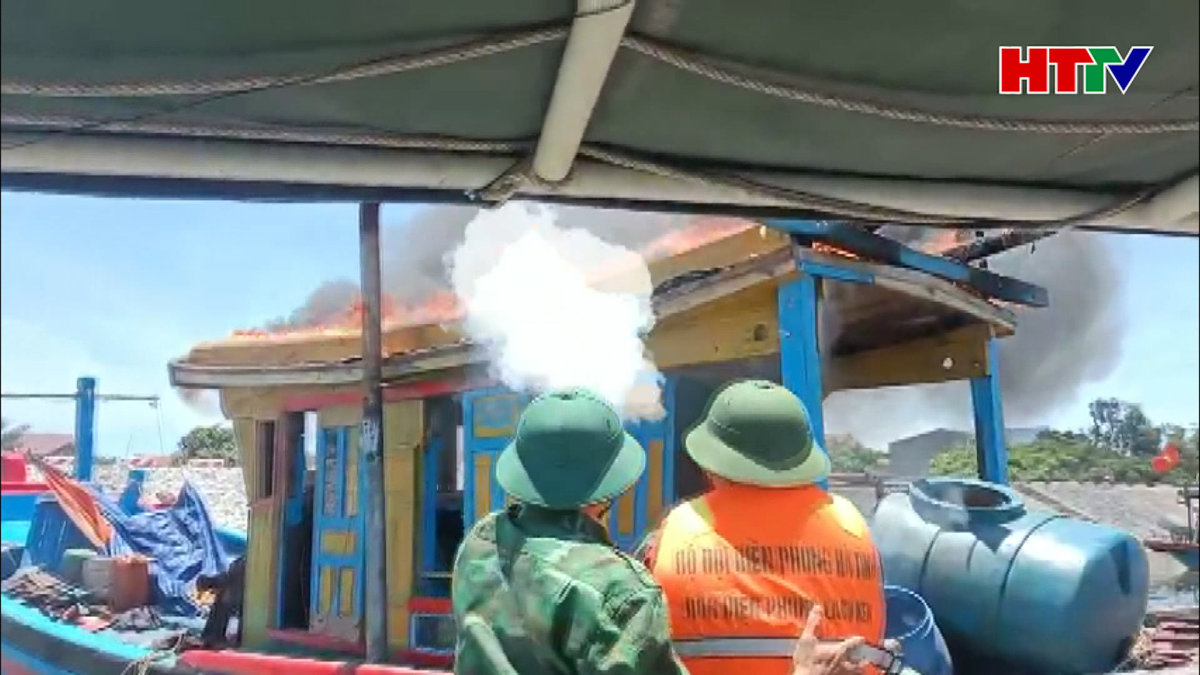 Kịp thời dập tắt đám cháy trên tàu cá ngư dân