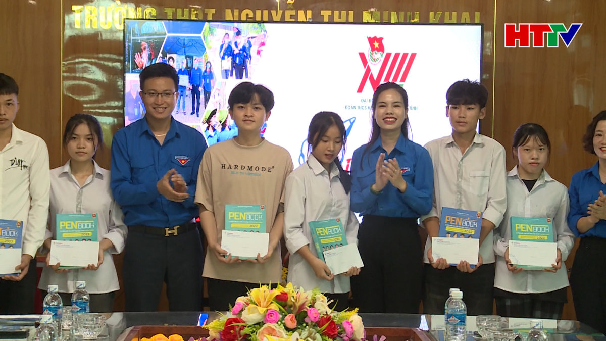 Tỉnh đoàn Hà Tĩnh tặng quà tiếp sức mùa thi