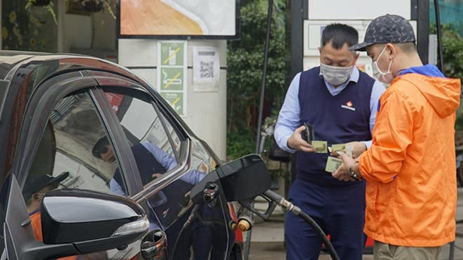 Giá xăng chiều nay, 21-7, liệu có giảm về mức 25.000 đồng/lít?