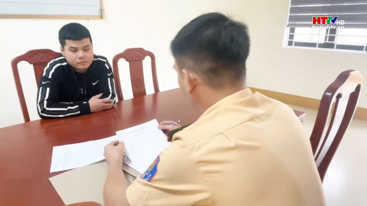 Đổ chất thải xuống đường, tài xế xe khách nhận cái kết đắng