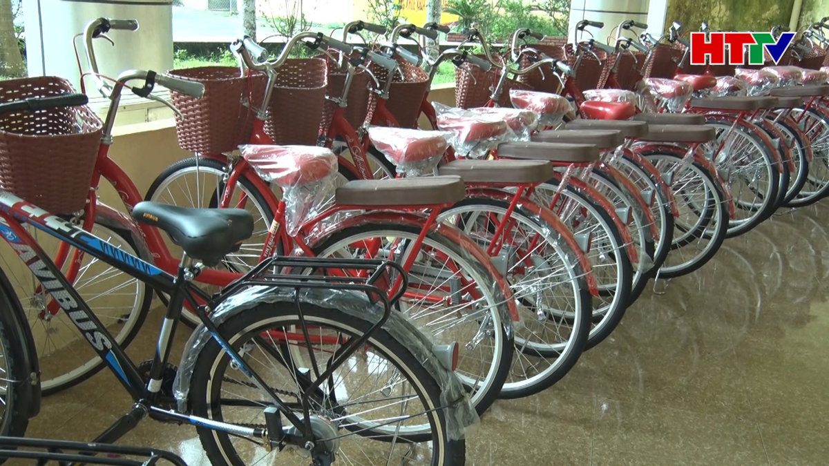 110 học sinh khó khăn ở Hương Khê được tặng xe đạp đến trường