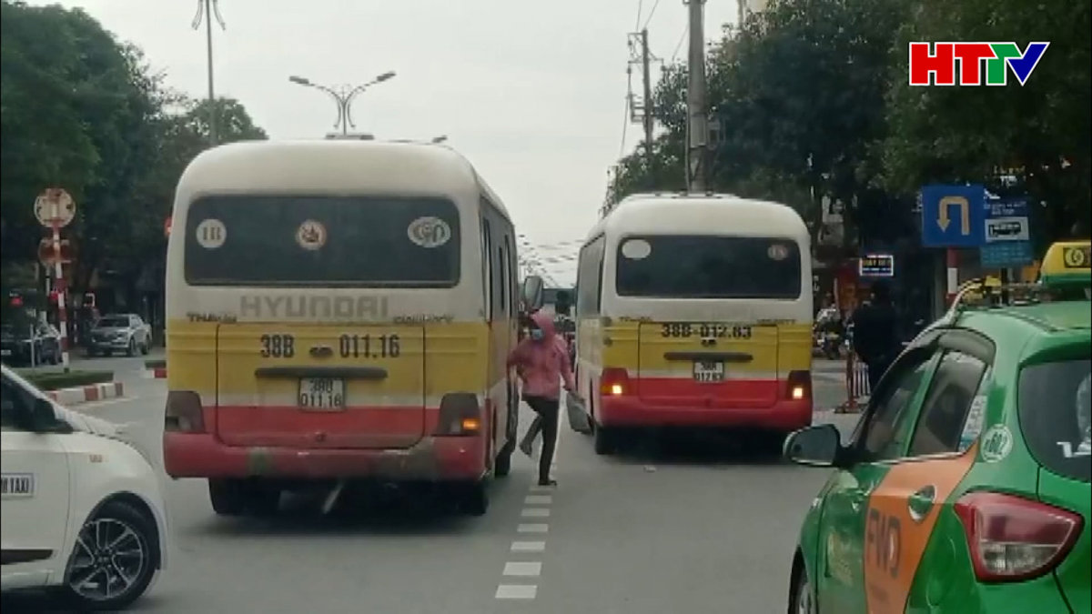 Vì sao “Xe dù” giả danh xe Buýt ngang nhiên hoạt động?