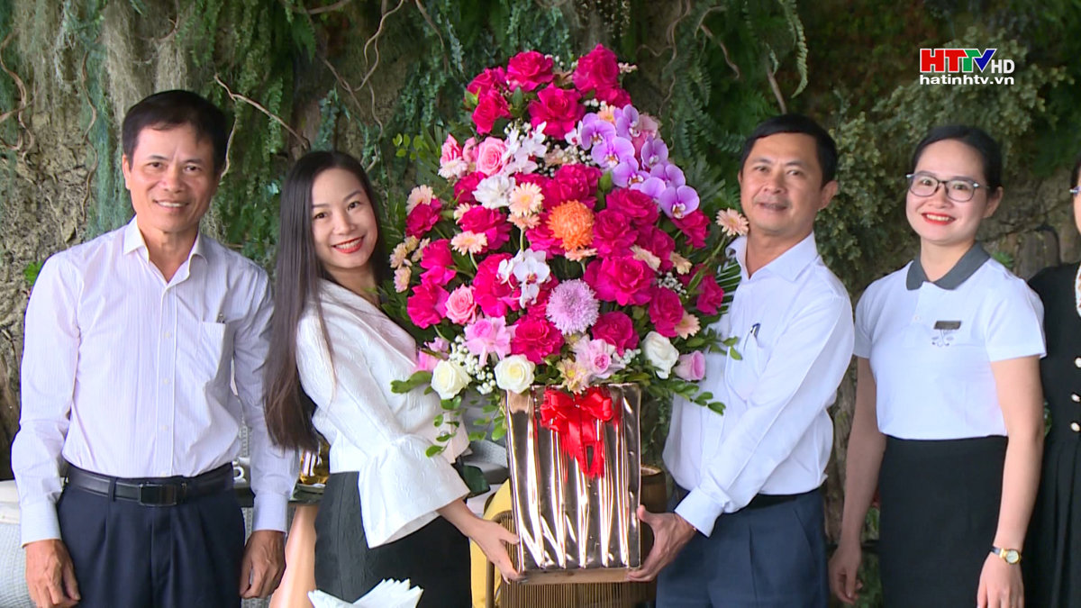 Đồng chí Lê Ngọc Châu chúc mừng Công ty CP Golf Xuân Thành