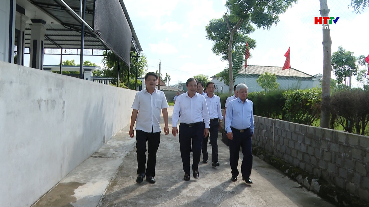 Chủ tịch Uỷ ban Trung ương MTTQ Việt Nam tặng 500 đầu sách cho thôn Thượng Phú