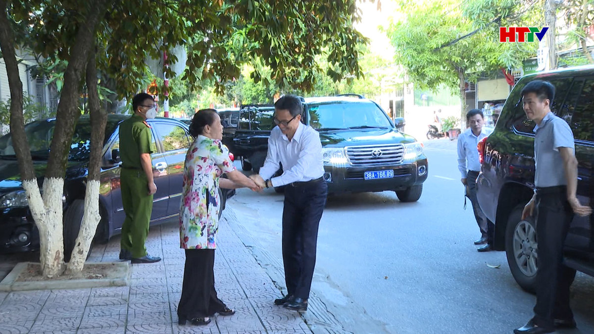 Phó Thủ tướng Vũ Đức Đam tặng quà anh hùng La Thị Tám