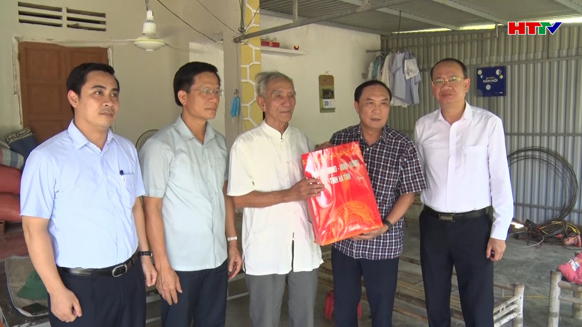 Trưởng ban Tổ chức Tỉnh ủy Võ Hồng Hải tặng quà tại huyện Nghi Xuân