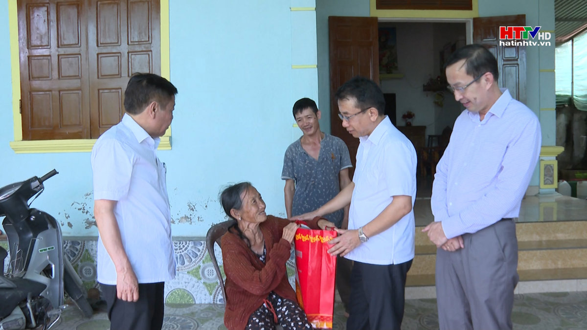 Chủ nhiệm Ủy ban Kiểm tra Tỉnh ủy tặng quà gia đình chính sách