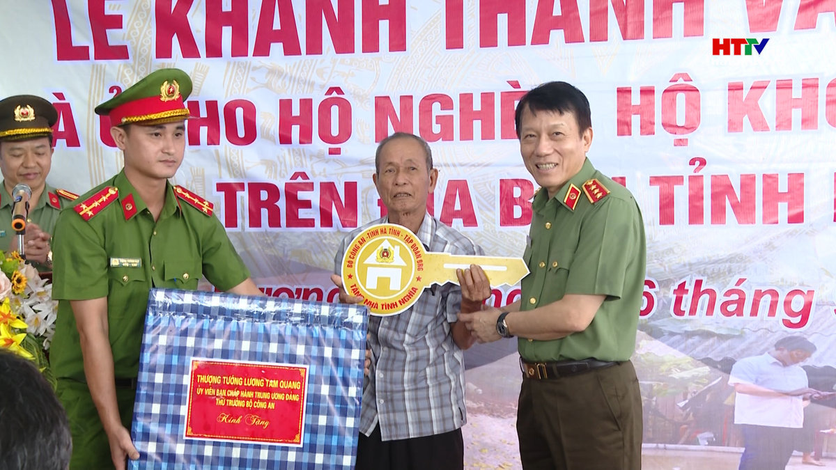 Bộ Công an bàn giao nhà tình nghĩa cho người nghèo