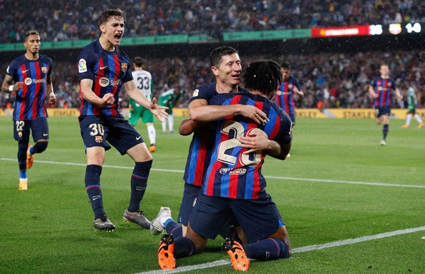 Real Madrid và Barca giành điểm trọn vẹn